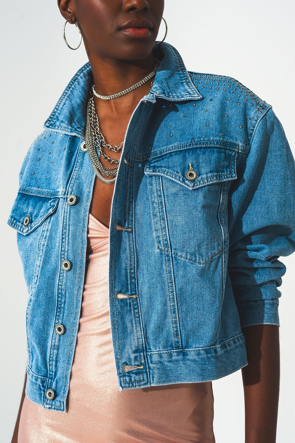 Chaqueta vaquera con tachuelas en azul Q2