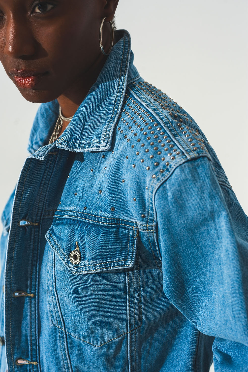 Chaqueta vaquera con tachuelas en azul Q2