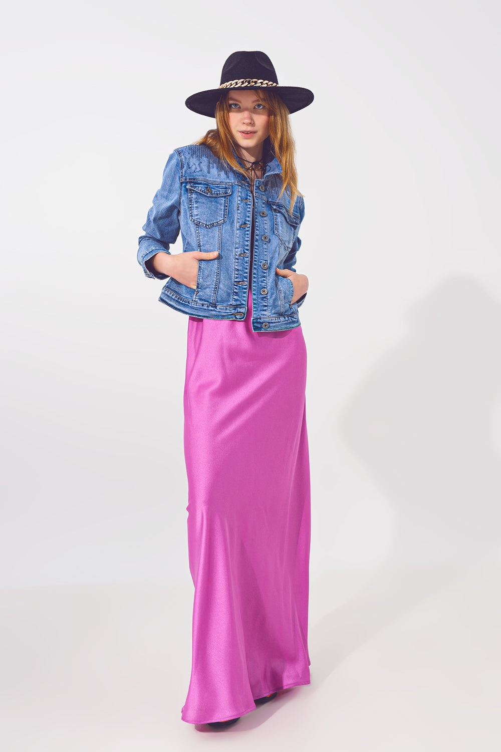 Chaqueta vaquera corta azul clara con detalle de lentejuelas Q2