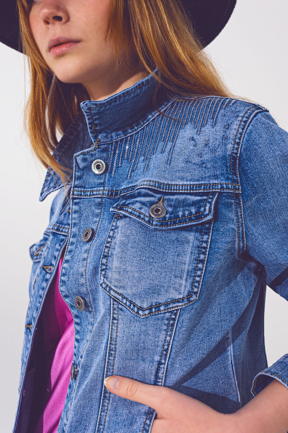 Chaqueta vaquera corta azul clara con detalle de lentejuelas Q2