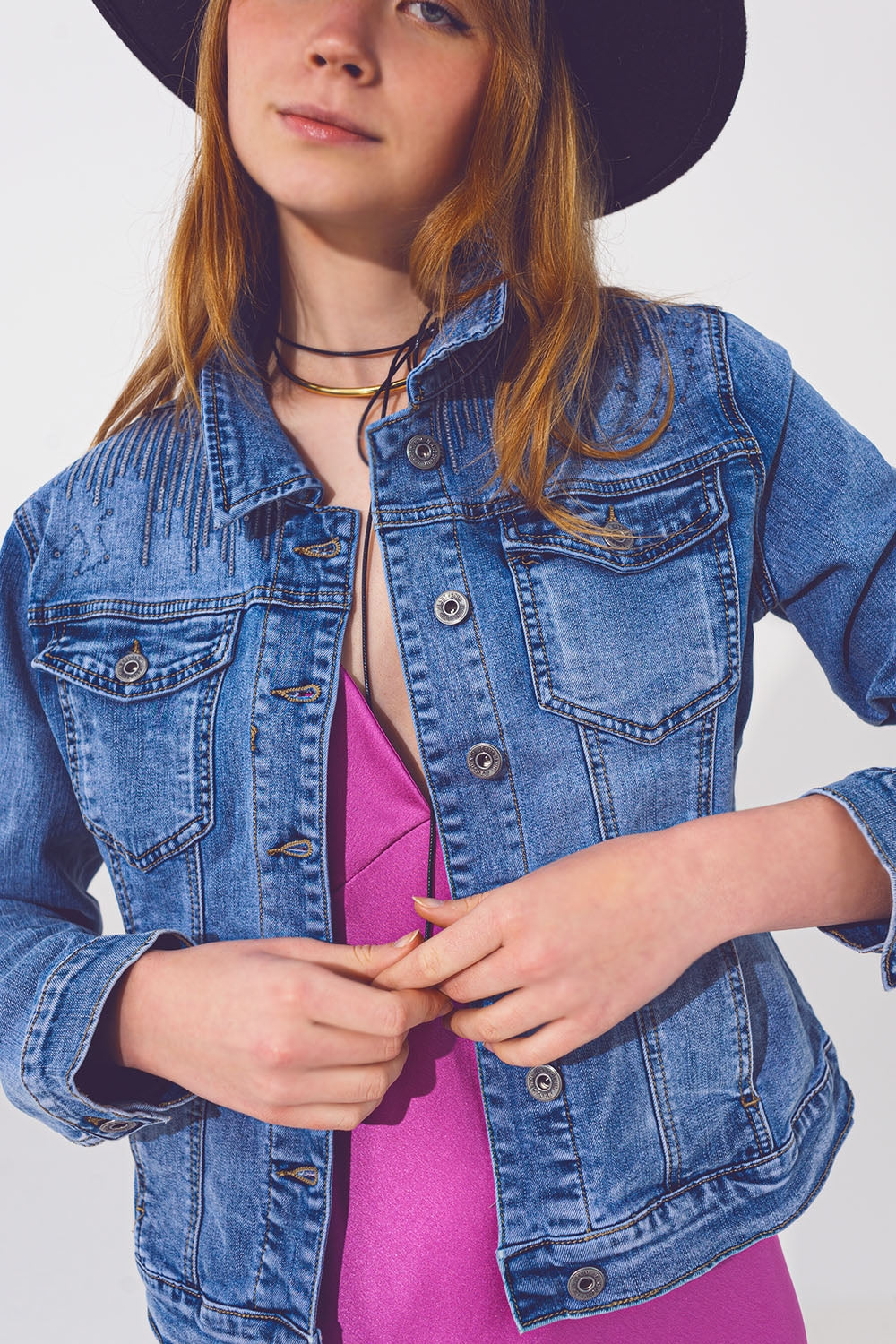Chaqueta vaquera corta azul clara con detalle de lentejuelas Q2