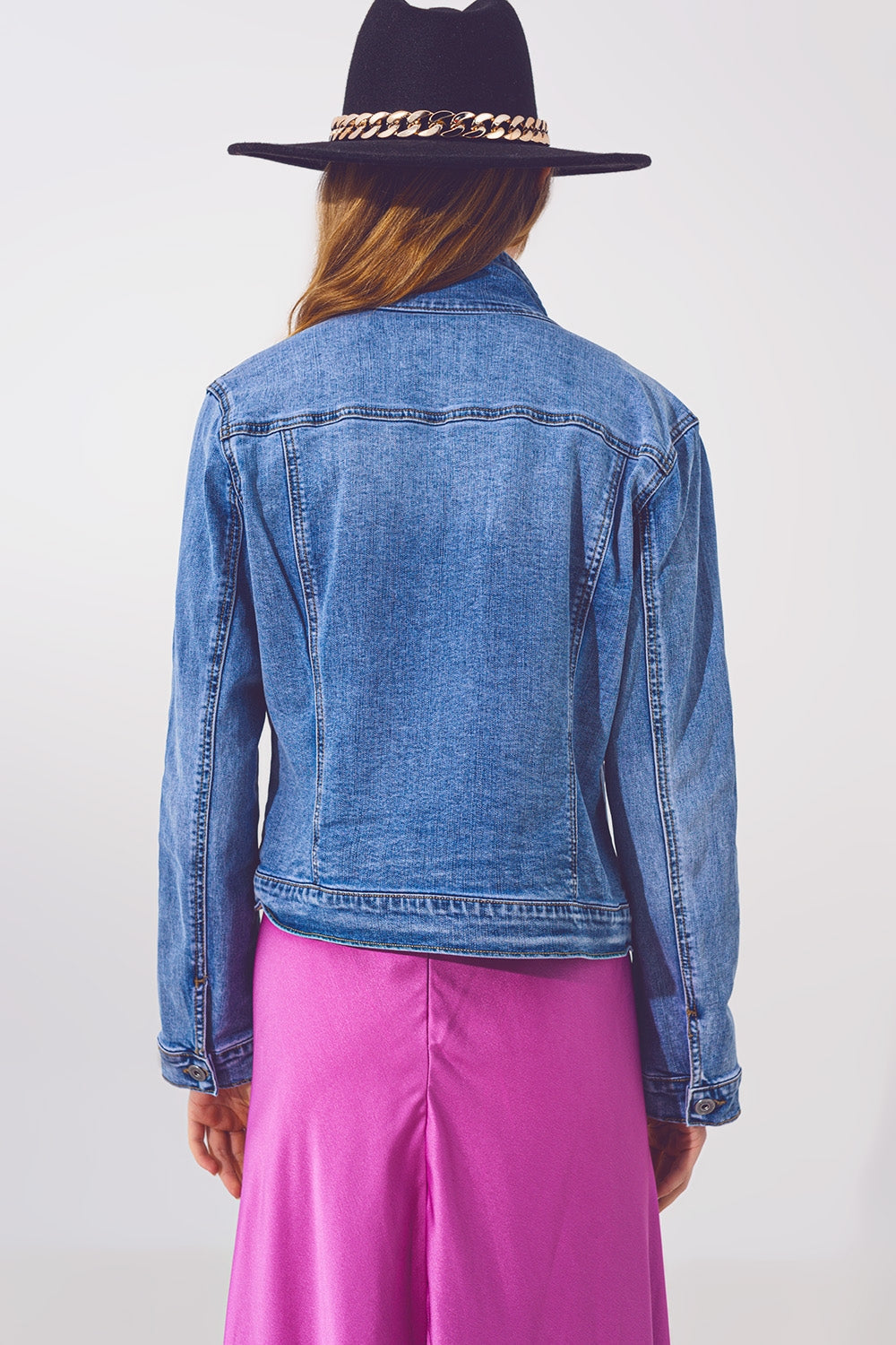 Chaqueta vaquera corta azul clara con detalle de lentejuelas Q2