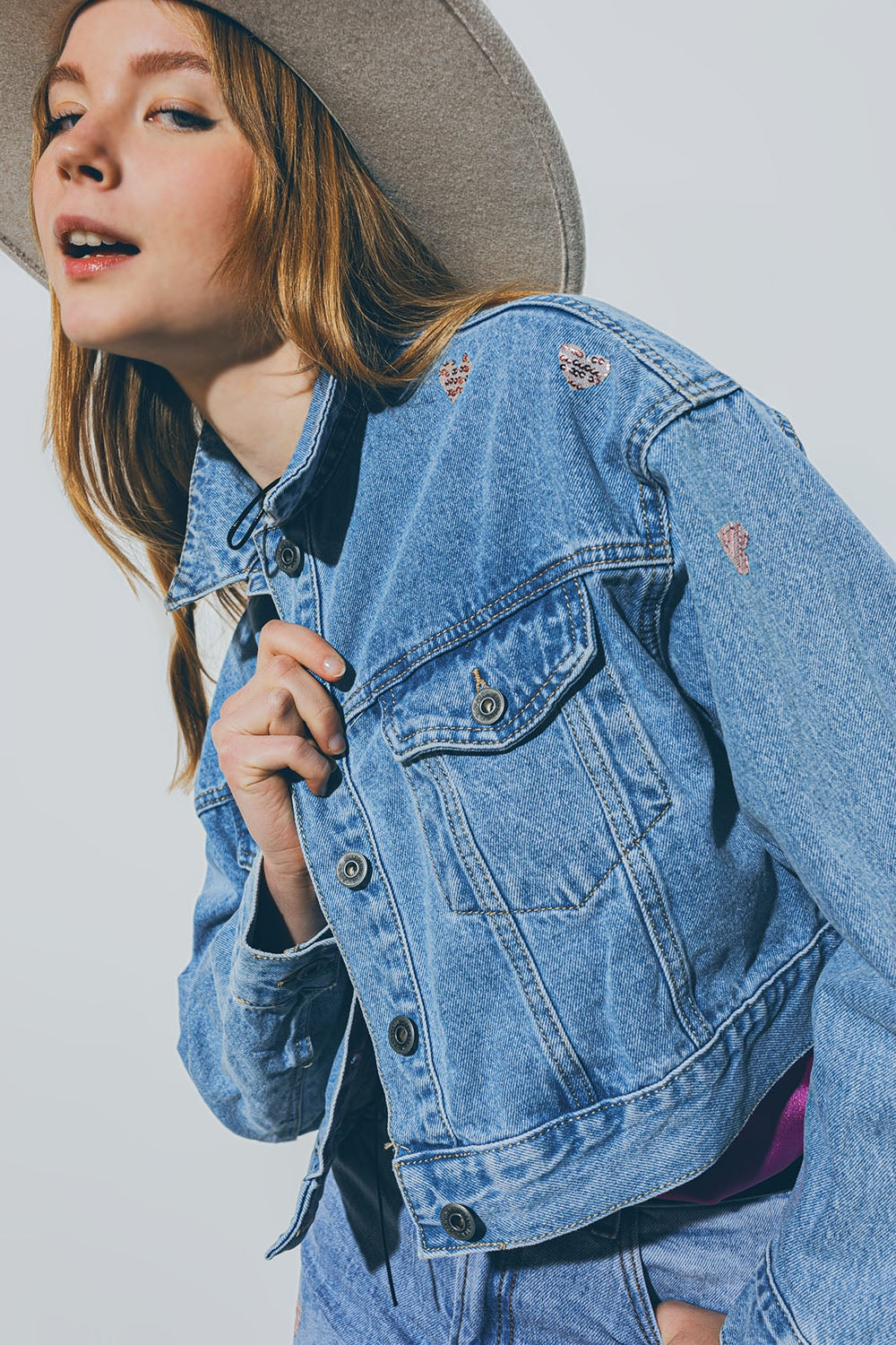 Chaqueta vaquera corta con corazones laminados en lavado medio Q2