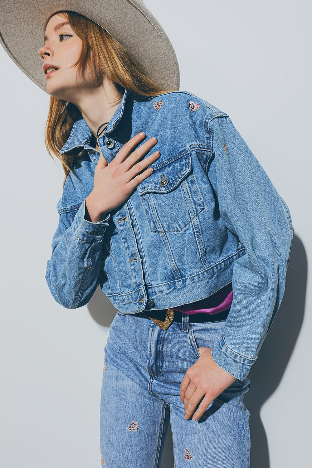 Chaqueta vaquera corta con corazones laminados en lavado medio Q2