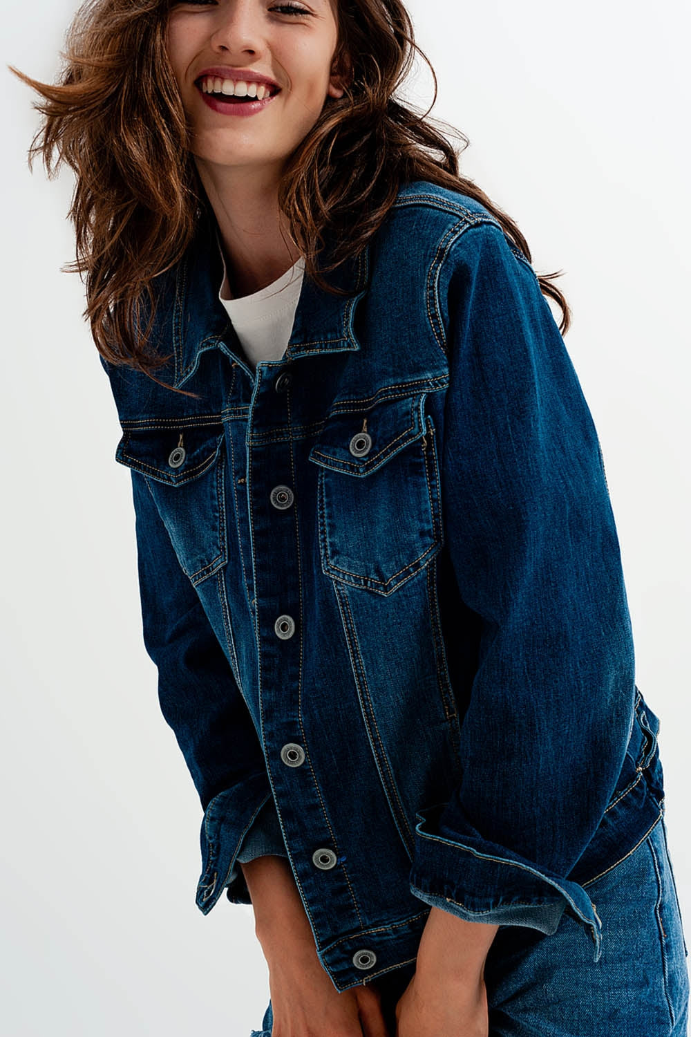 Chaqueta vaquera corta en azul con lavado oscuro Q2