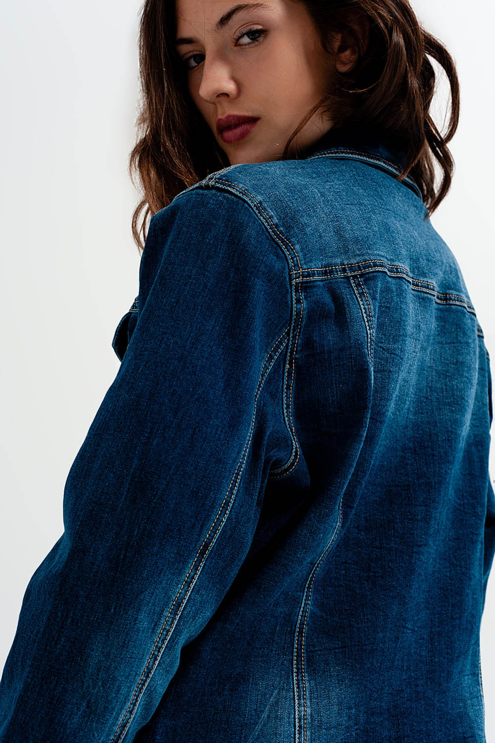 Chaqueta vaquera corta en azul con lavado oscuro Q2