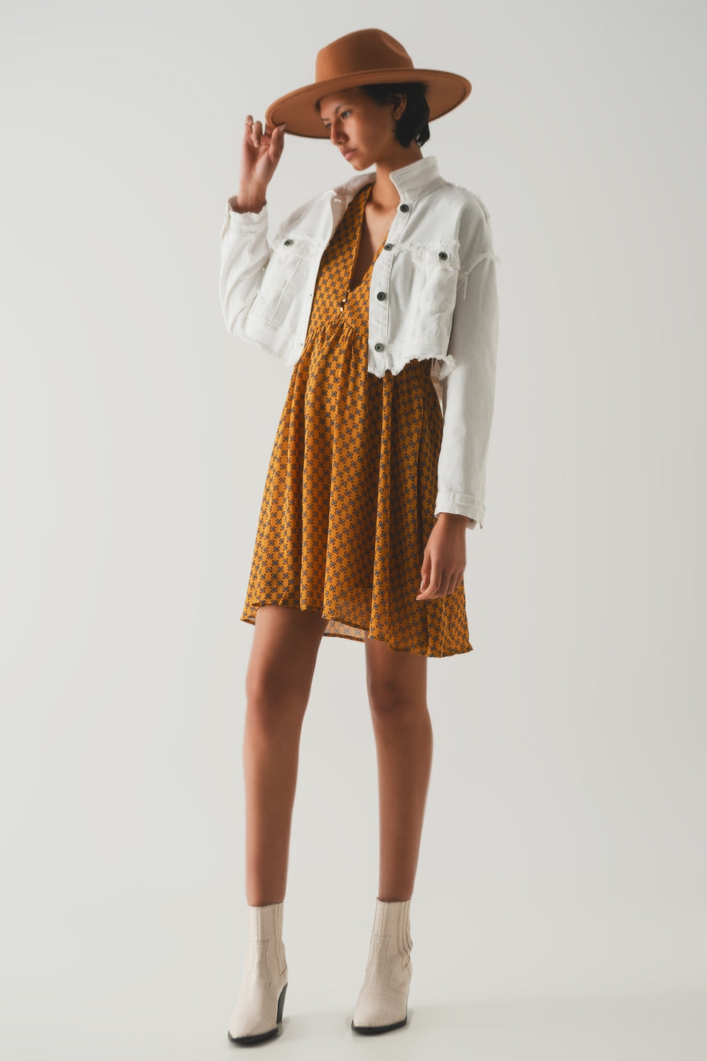 Chaqueta vaquera corta en blanca Q2