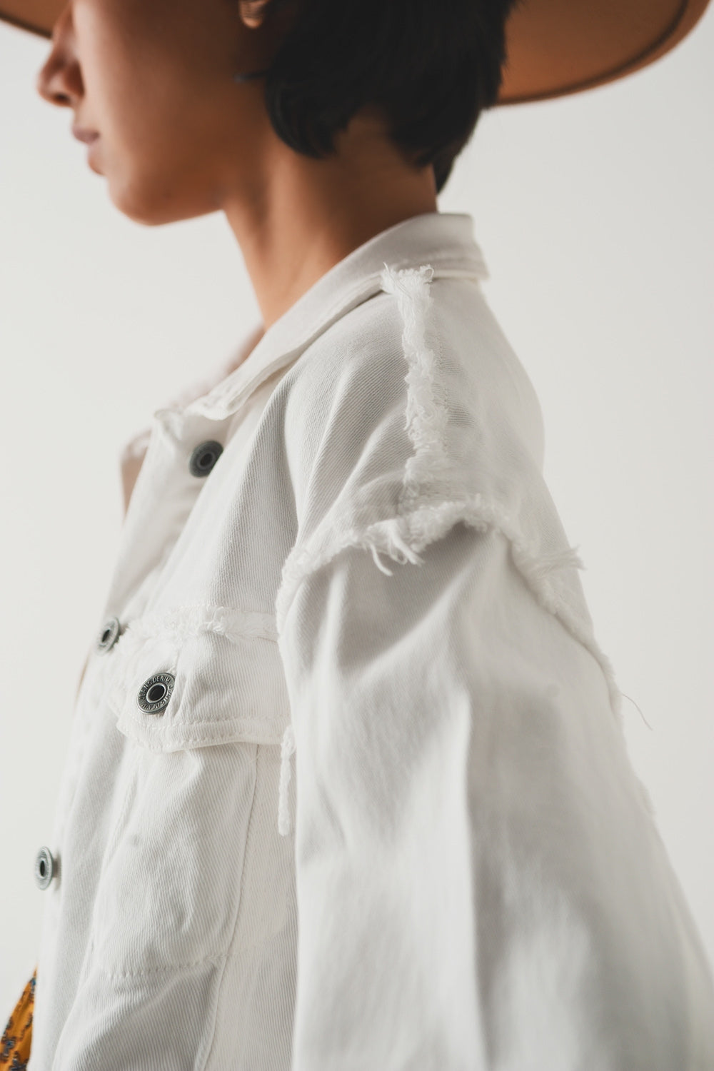 Chaqueta vaquera corta en blanca Q2