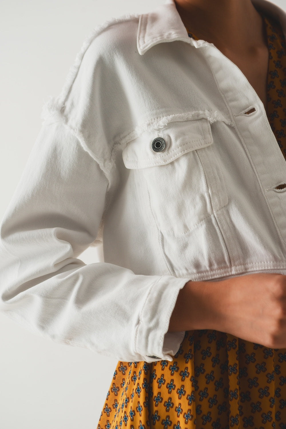 Chaqueta vaquera corta en blanca Q2