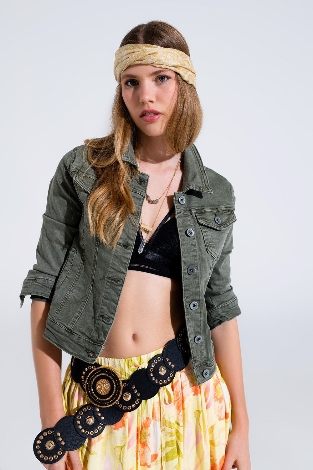 Chaqueta vaquera de corte slim en caqui Q2