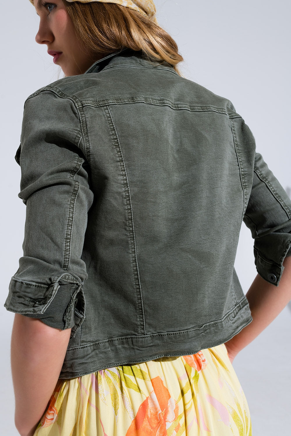Chaqueta vaquera de corte slim en caqui Q2