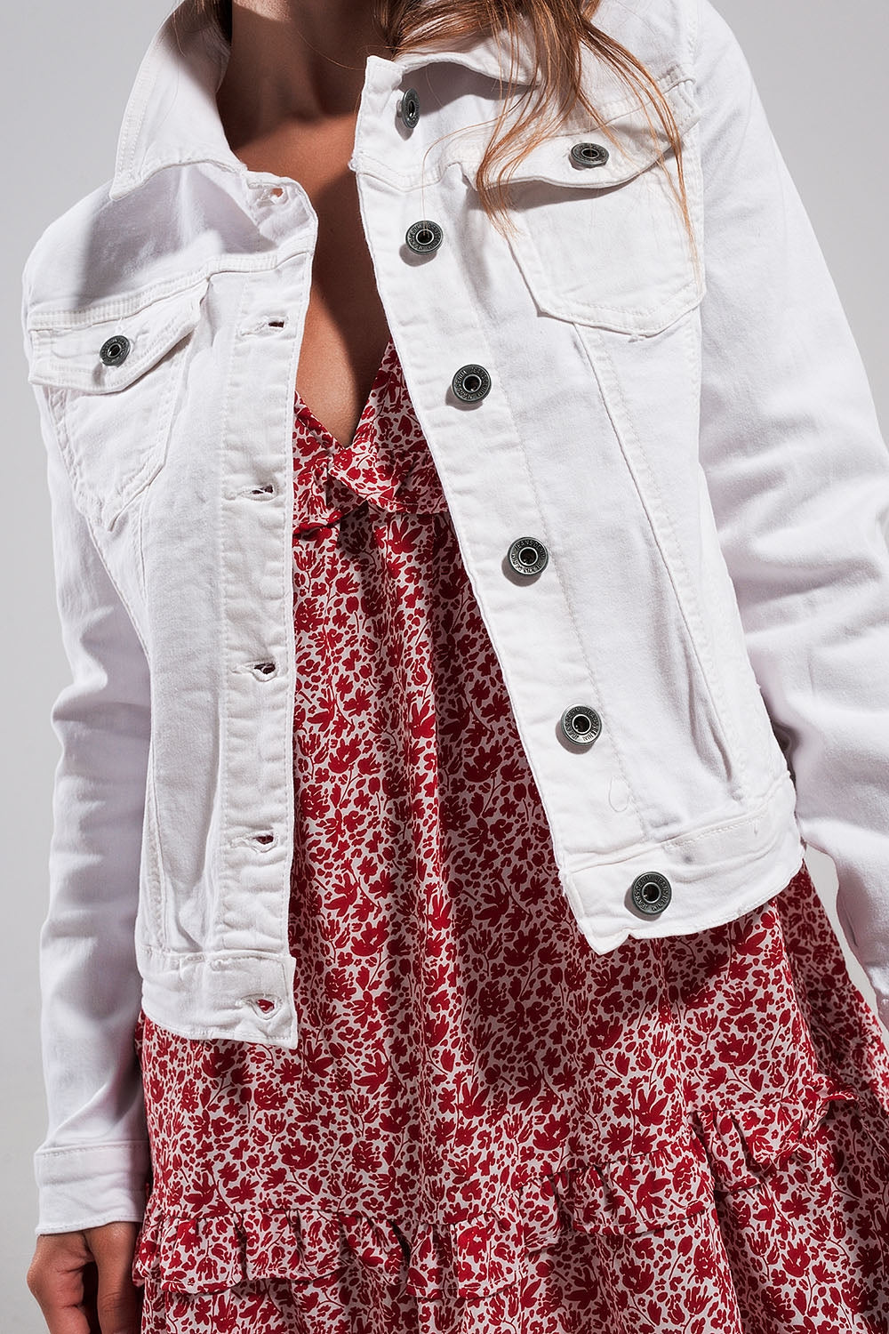 Chaqueta vaquera de corte slim en color blanco Q2