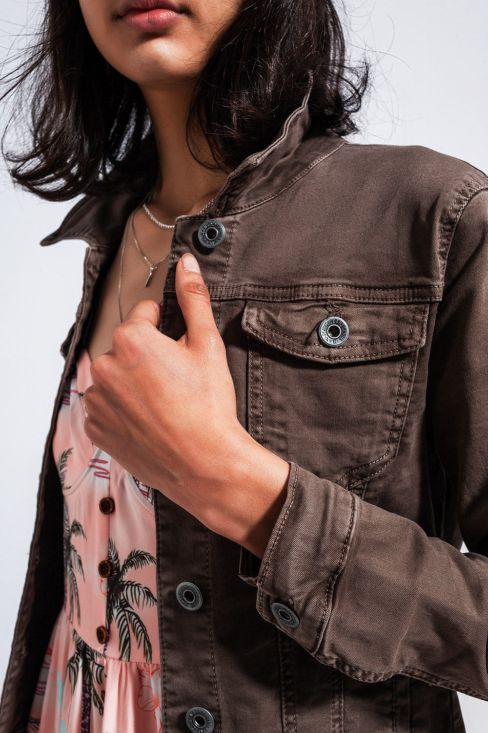 Chaqueta vaquera de corte slim en color chocolate Q2