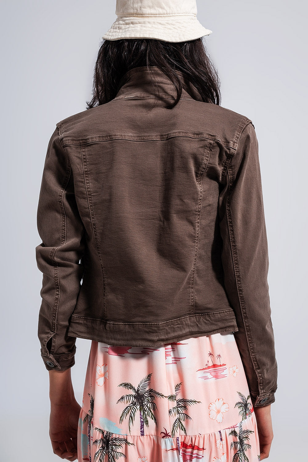 Chaqueta vaquera de corte slim en color chocolate Q2