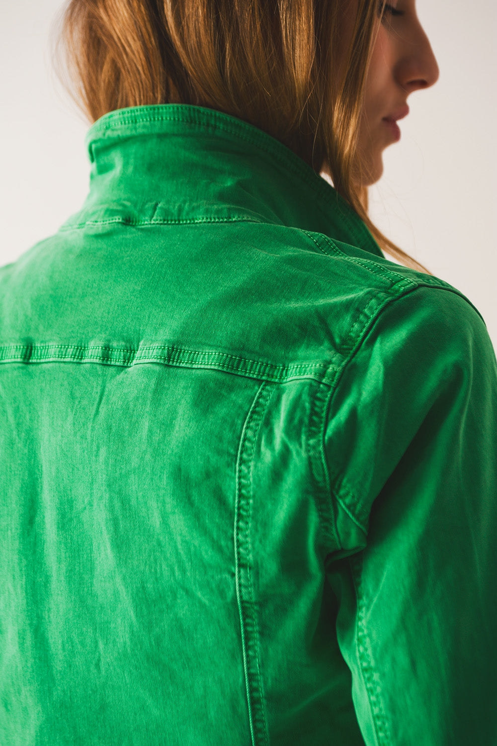 Chaqueta vaquera de corte slim en verde Q2