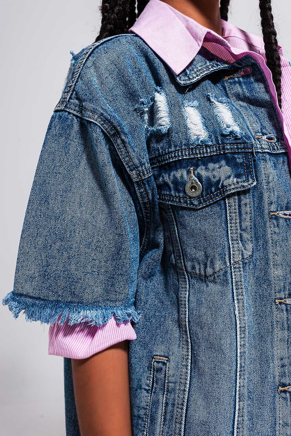 Chaqueta vaquera extragrande con diseño desgastado y manga corta Q2