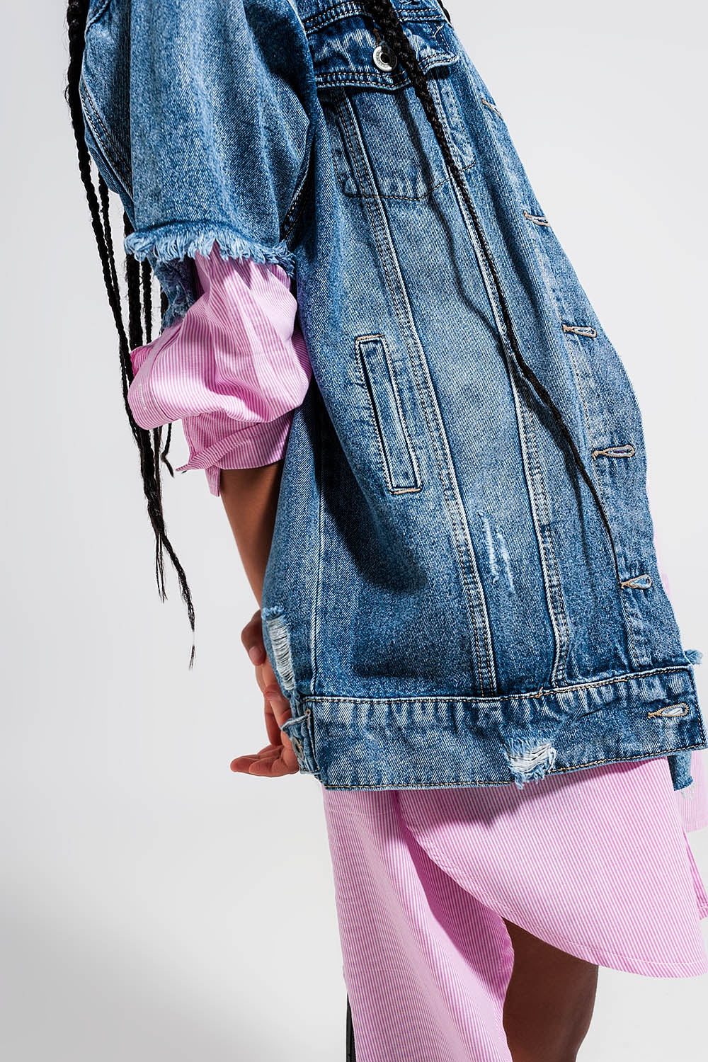 Chaqueta vaquera extragrande con diseño desgastado y manga corta Q2