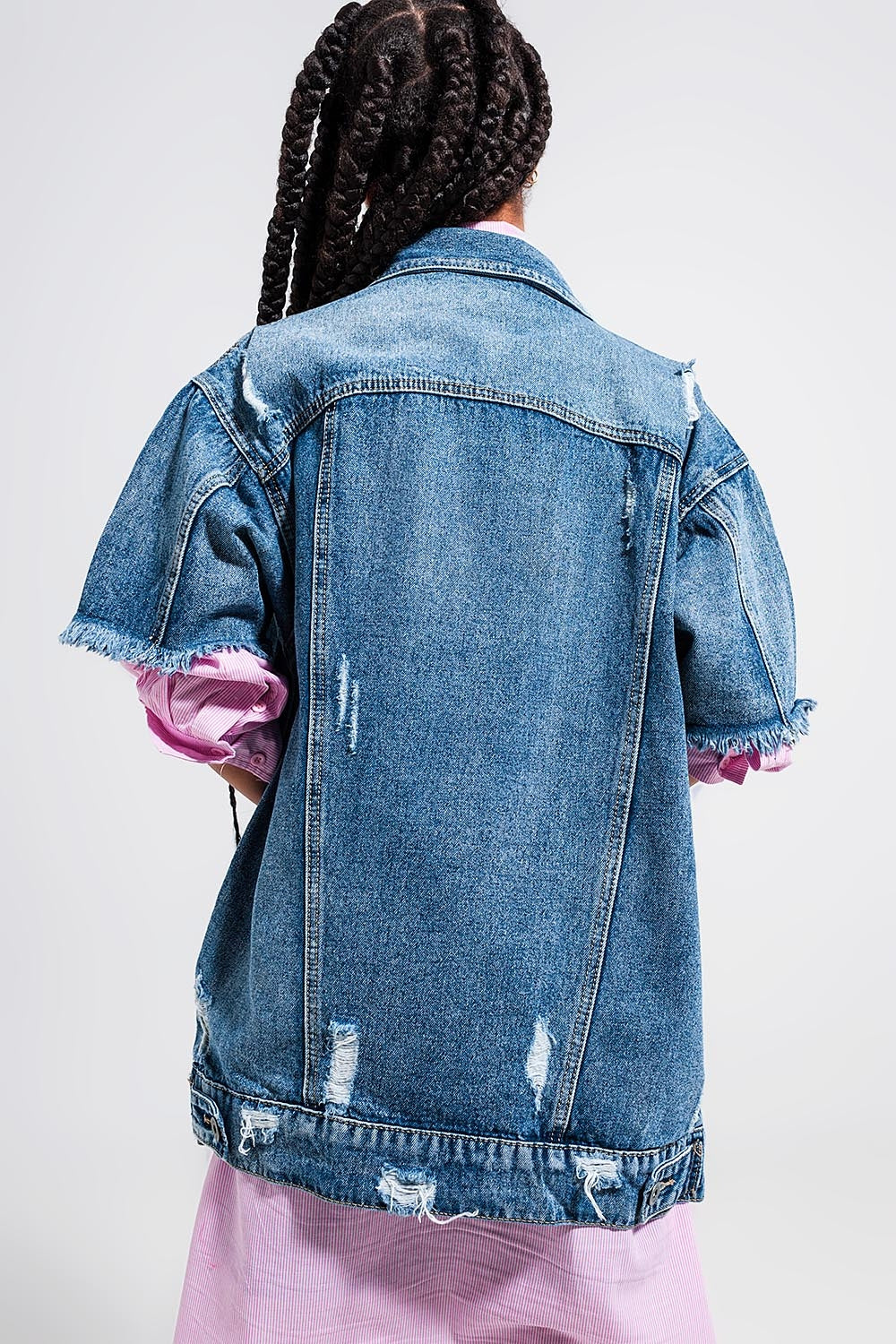Chaqueta vaquera extragrande con diseño desgastado y manga corta Q2