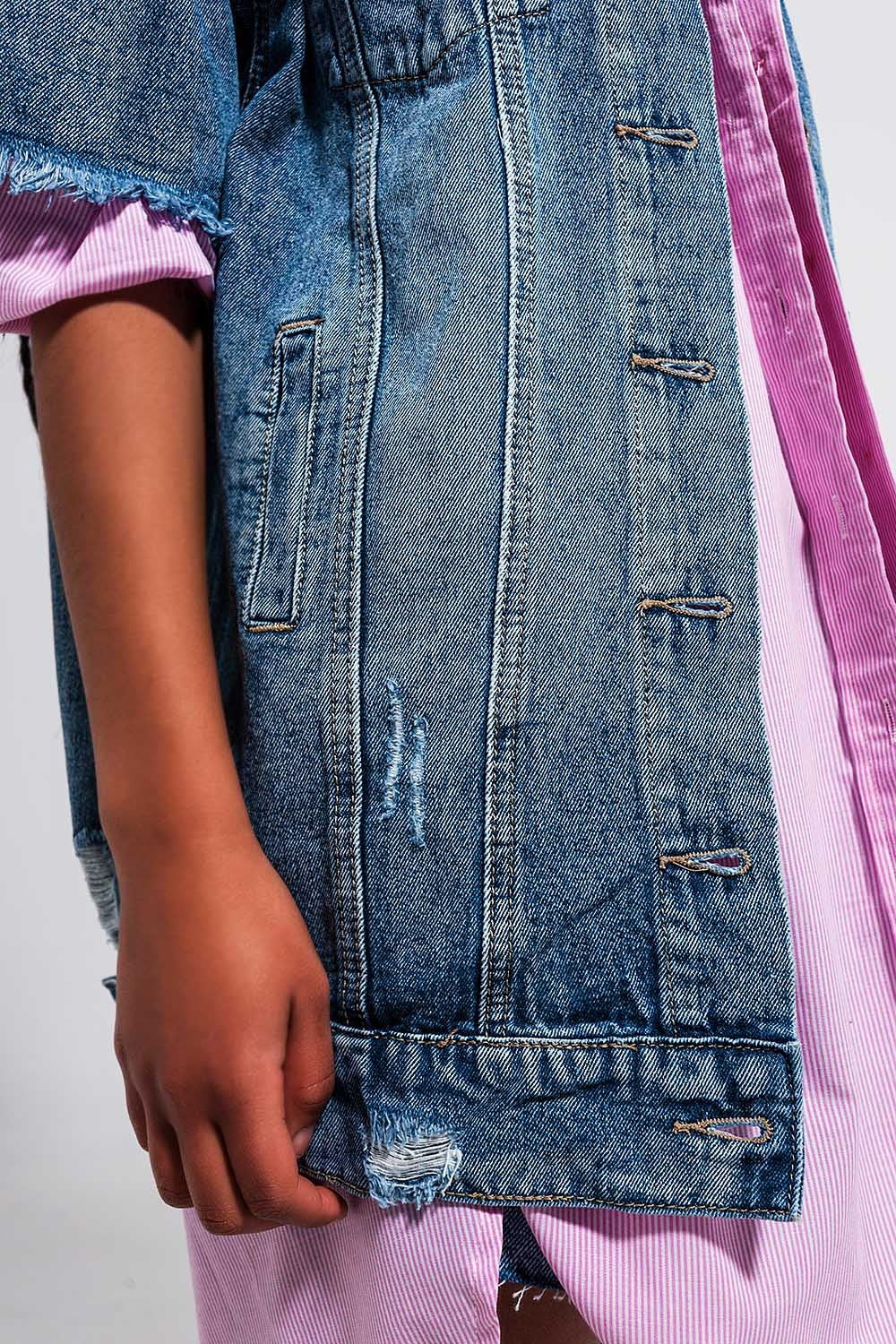Chaqueta vaquera extragrande con diseño desgastado y manga corta Q2