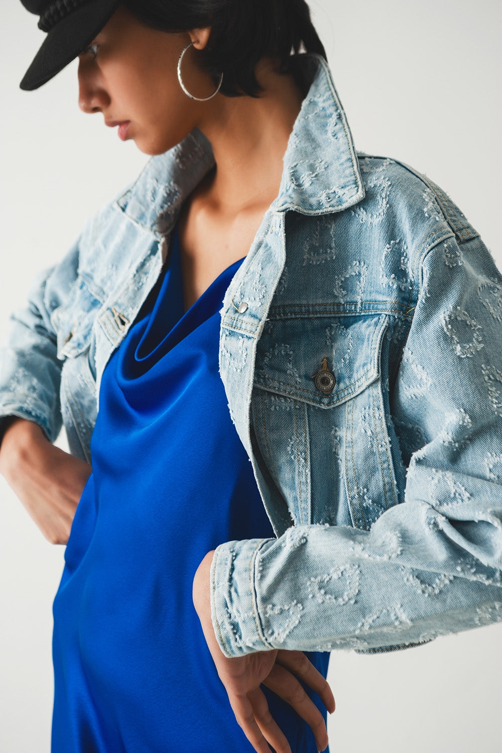 Chaqueta vaquera extragrande con lavado claro y adornos Q2