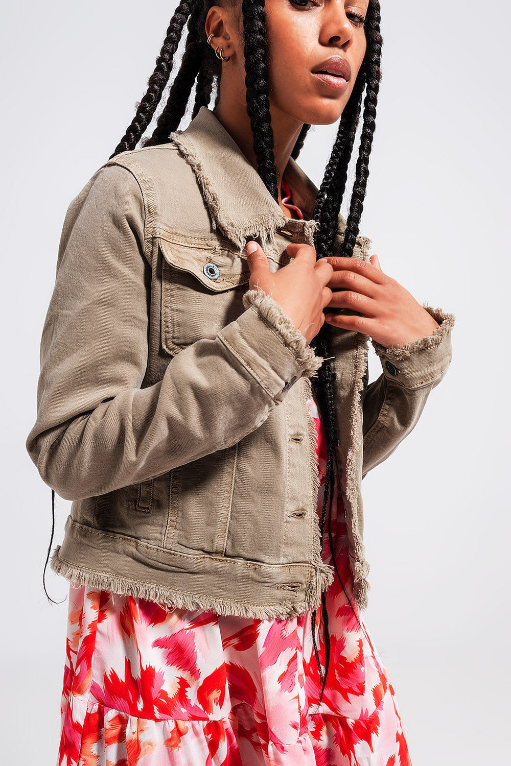 Chaqueta vaquera gris con bordes sin rematar Q2