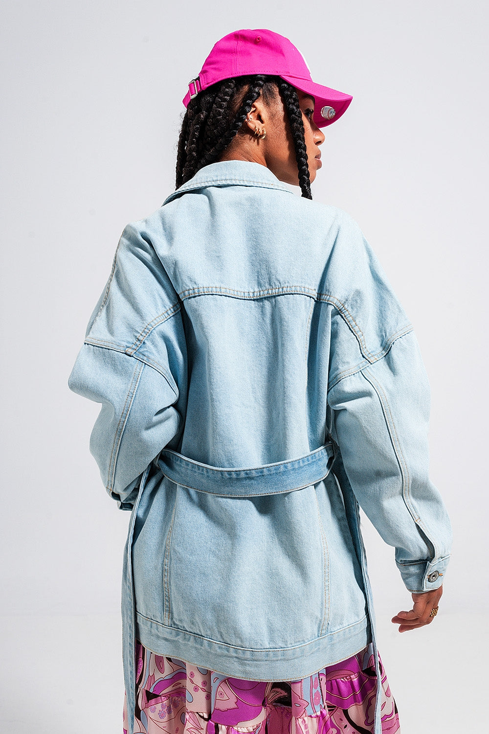 Chaqueta vaquera larga con lavado azul claro y cinturon Q2