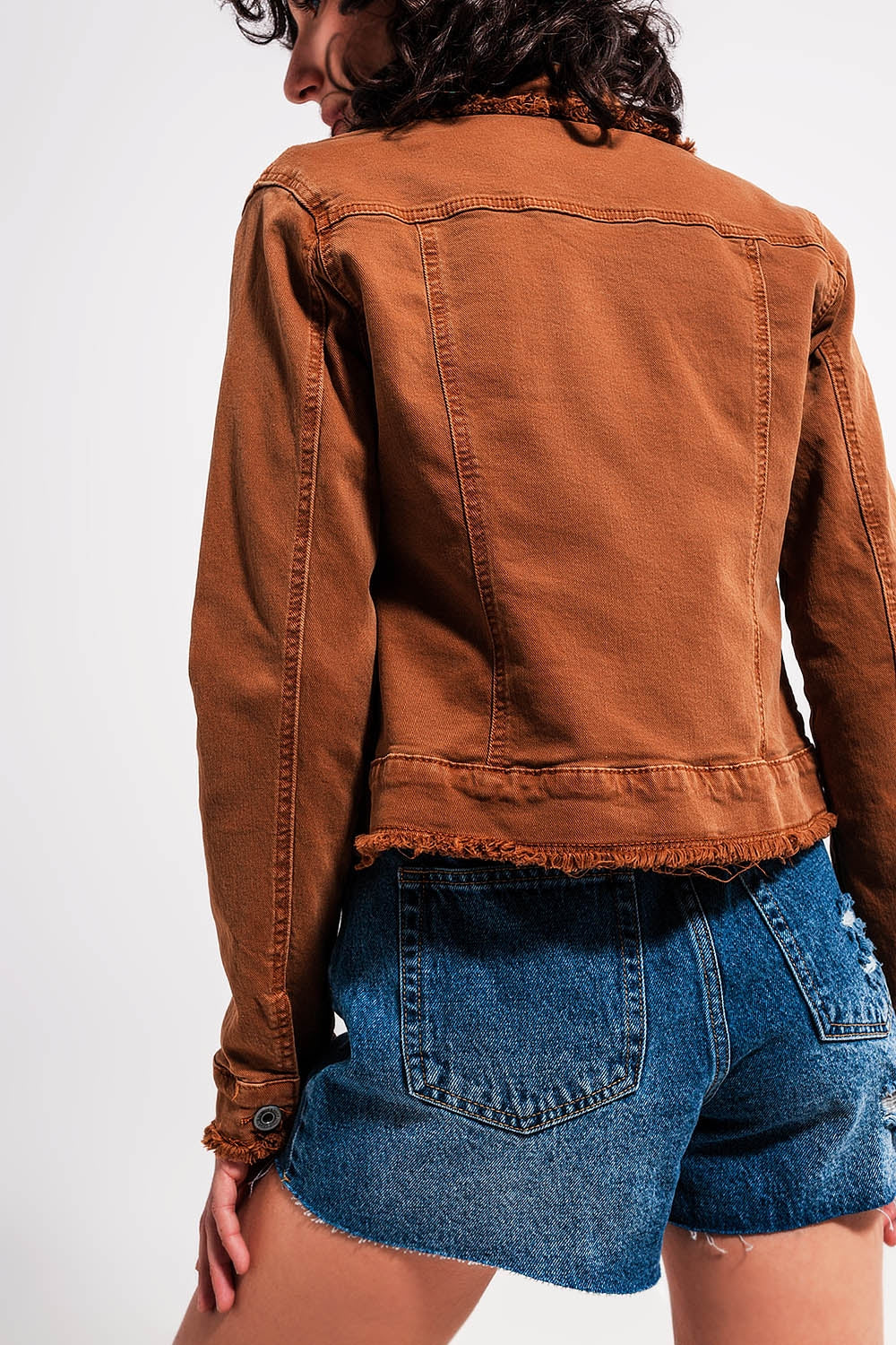 Chaqueta vaquera marron con bordes sin rematar Q2