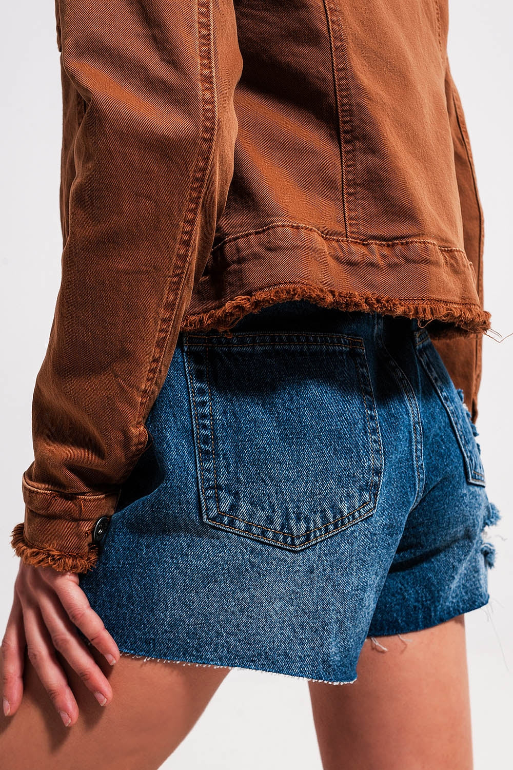 Chaqueta vaquera marron con bordes sin rematar Q2