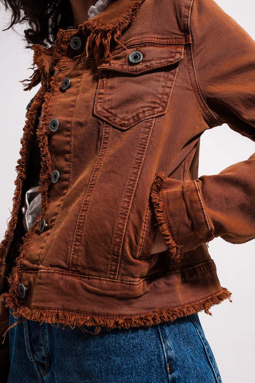 Chaqueta vaquera marron con bordes sin rematar Q2