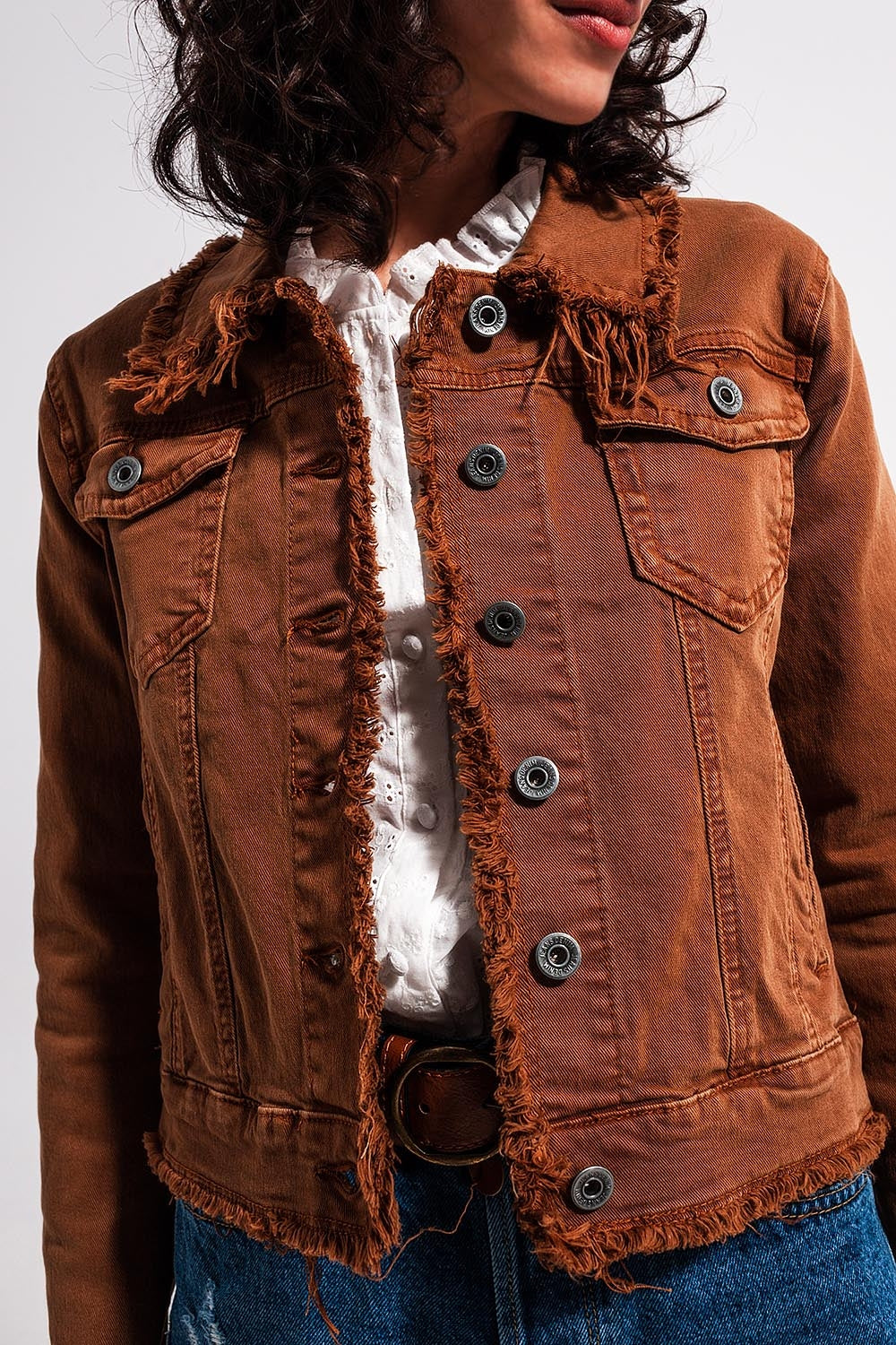 Chaqueta vaquera marron con bordes sin rematar Q2