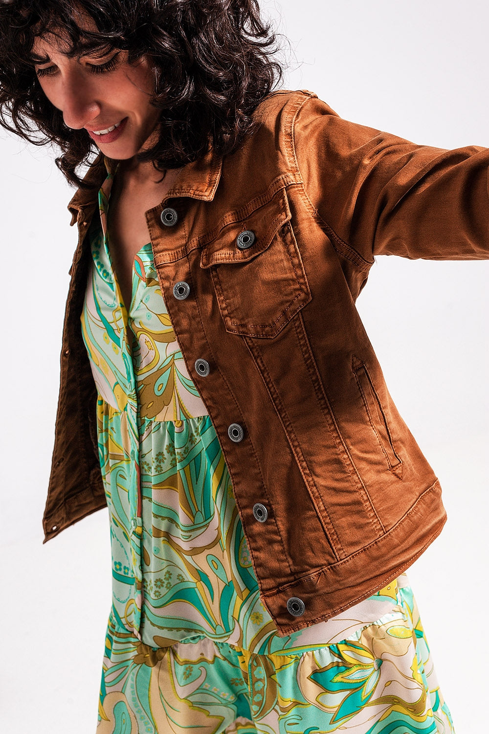 Chaqueta vaquera marron de corte slim Q2