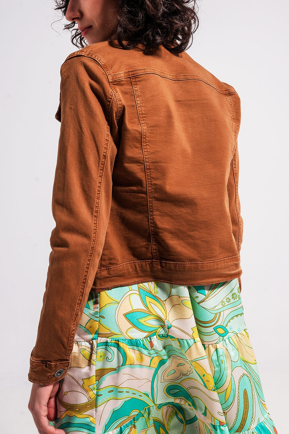 Chaqueta vaquera marron de corte slim Q2