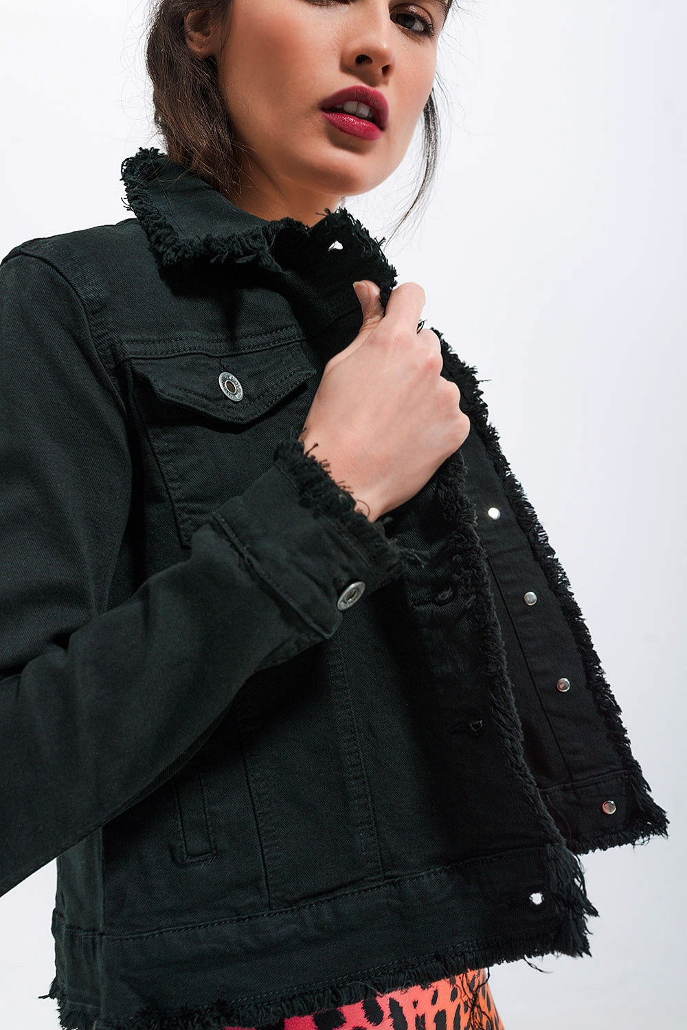 Chaqueta vaquera negra con bordes sin rematar Q2