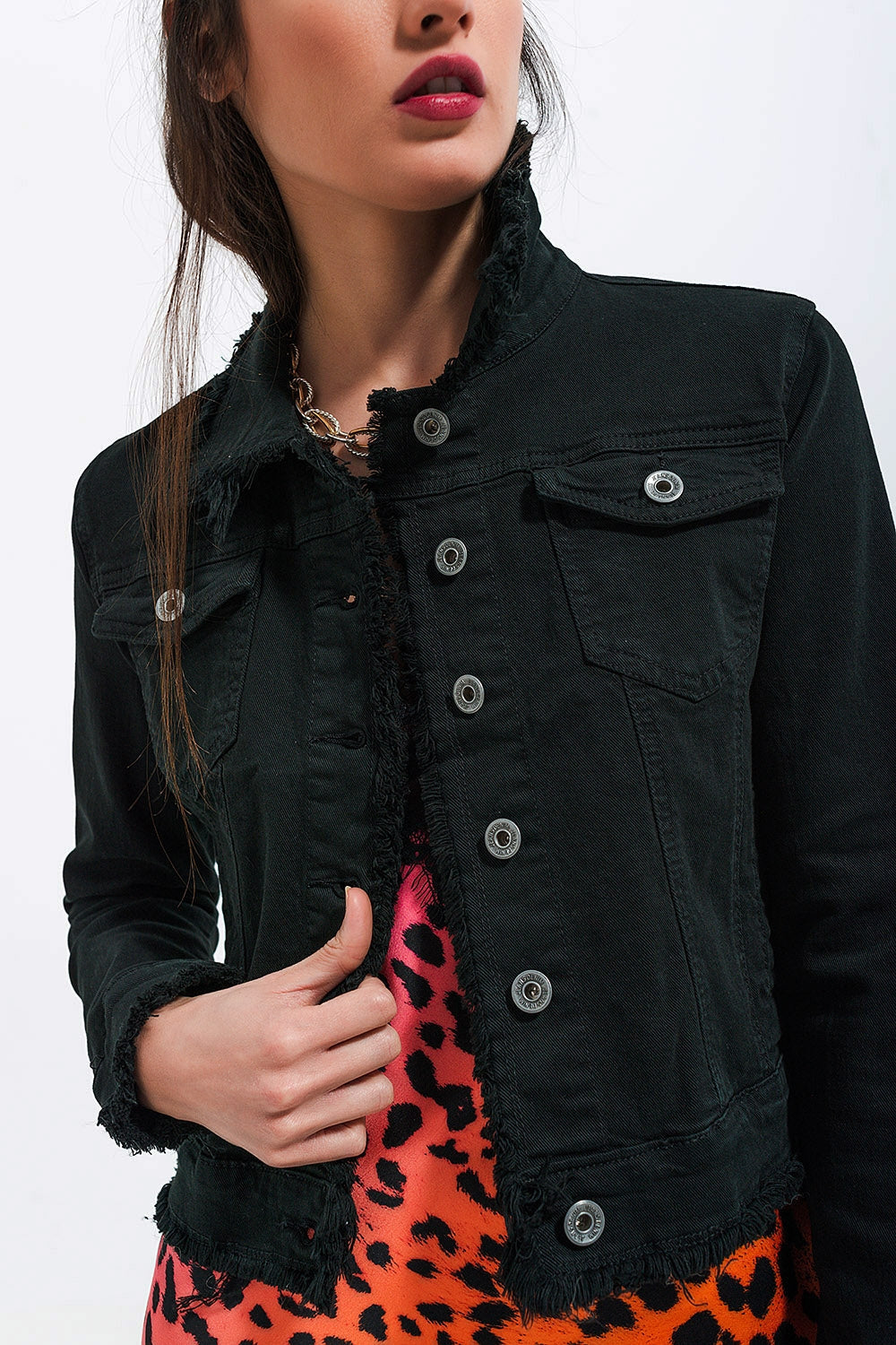 Chaqueta vaquera negra con bordes sin rematar Q2
