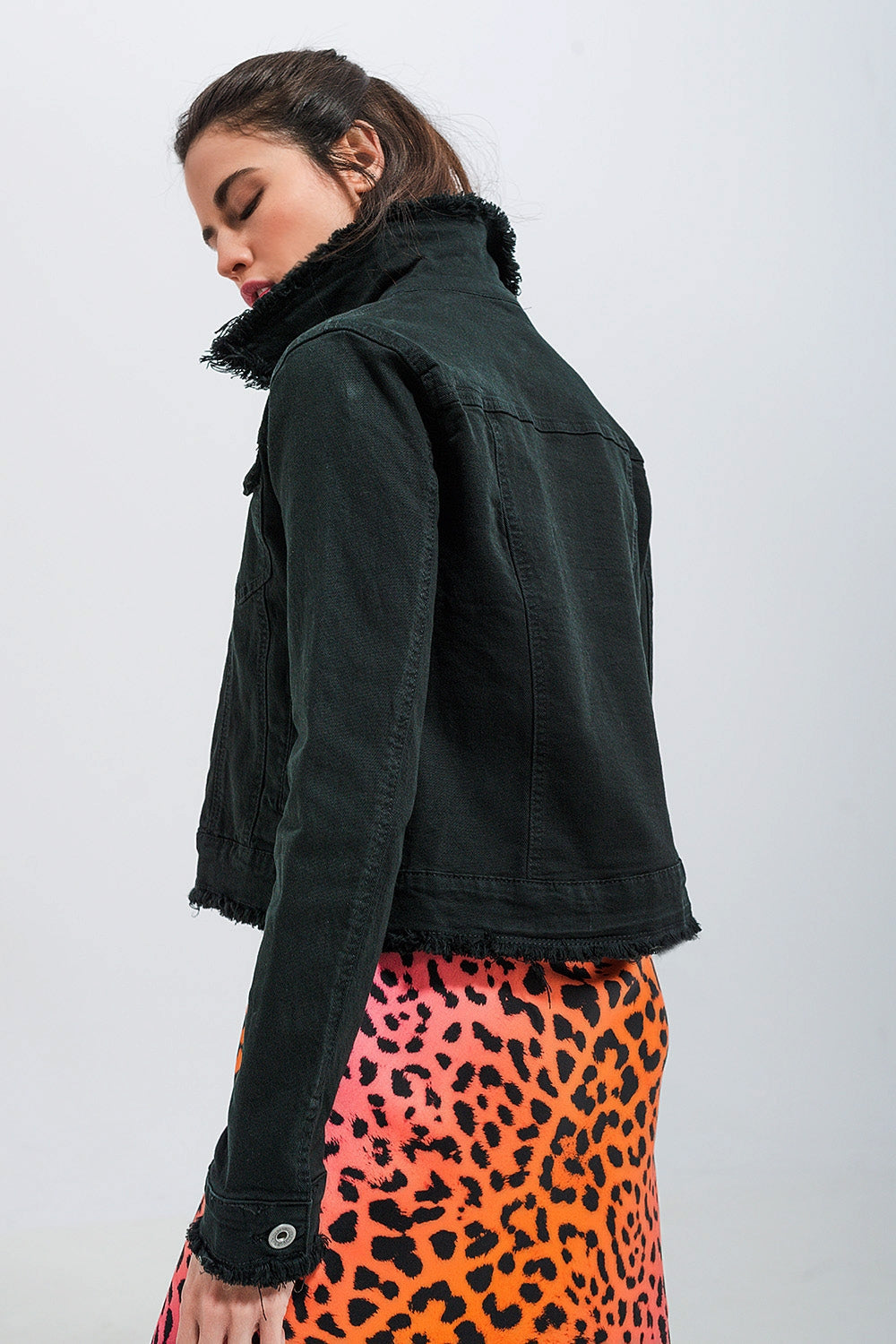 Chaqueta vaquera negra con bordes sin rematar Q2