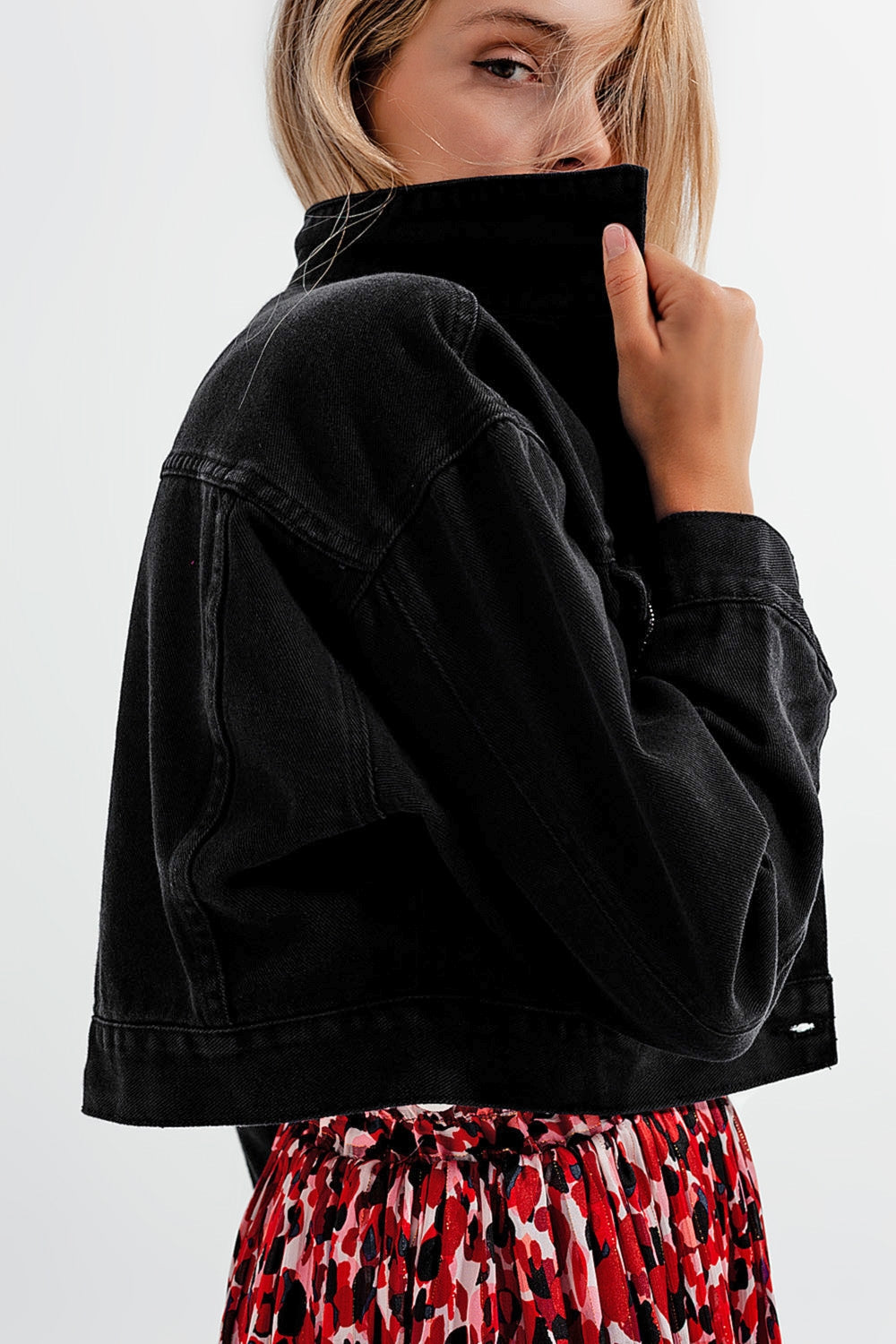 Chaqueta vaquera negra con flecos de strass Q2