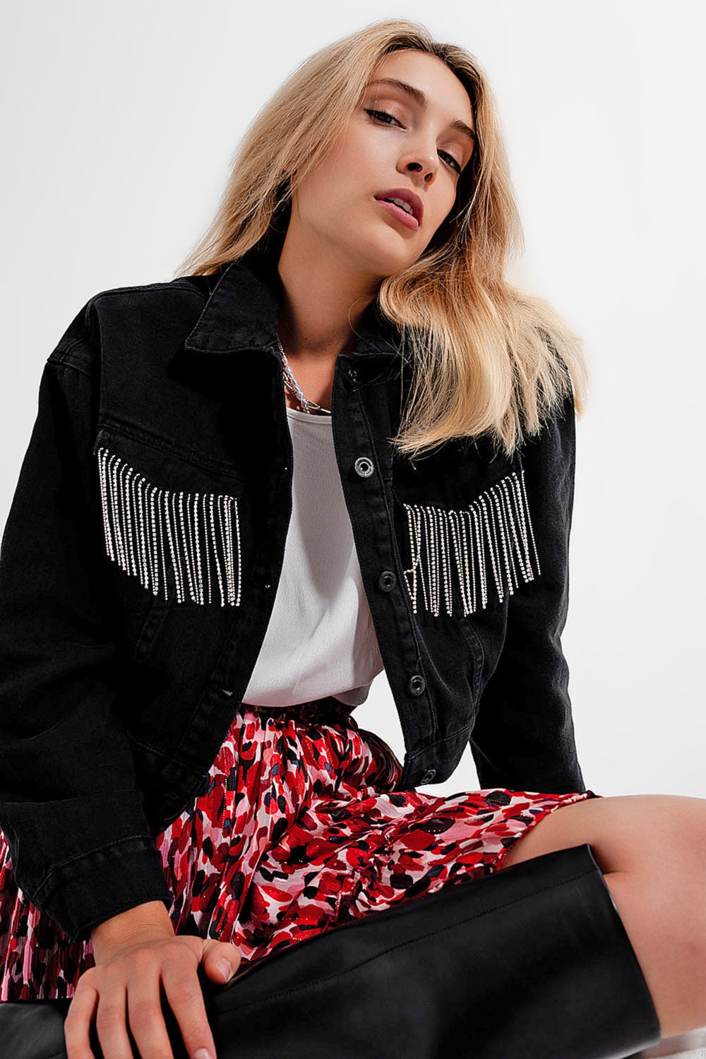 Chaqueta vaquera negra con flecos de strass Q2