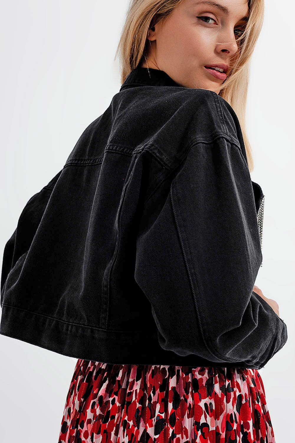 Chaqueta vaquera negra con flecos de strass Q2