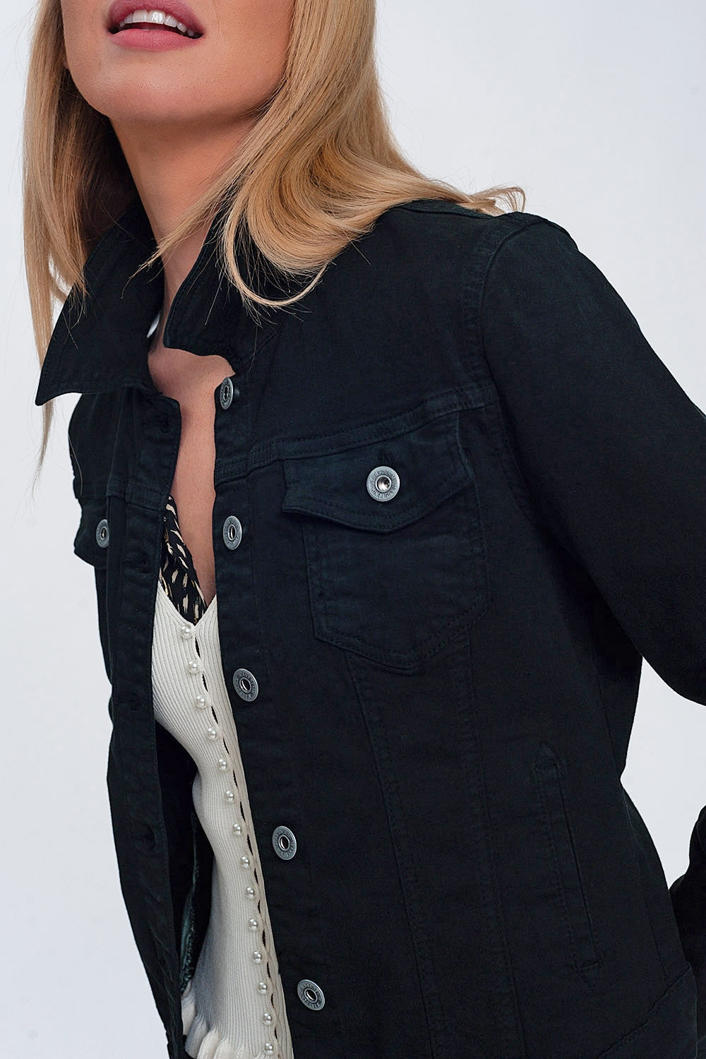 Chaqueta vaquera negra de corte slim Q2
