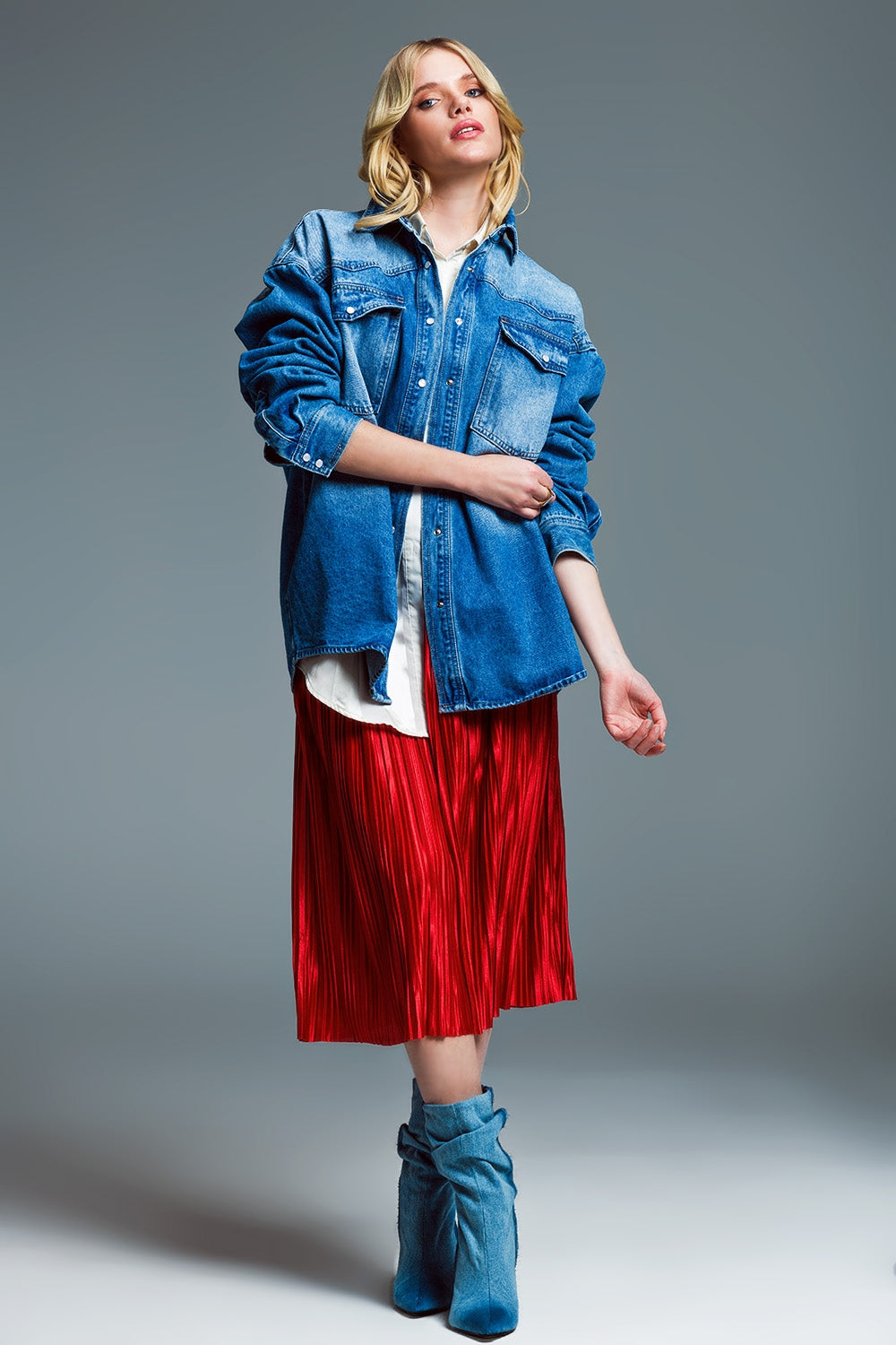 Chaqueta vaquera oversize estilo cargo en lavado medio. Q2