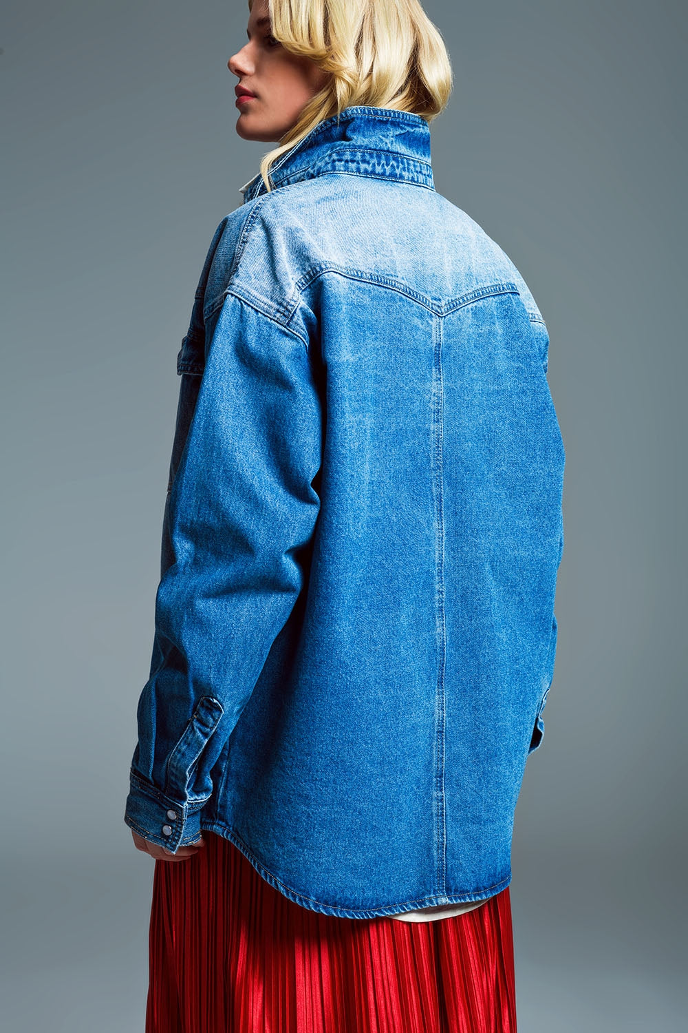Chaqueta vaquera oversize estilo cargo en lavado medio. Q2