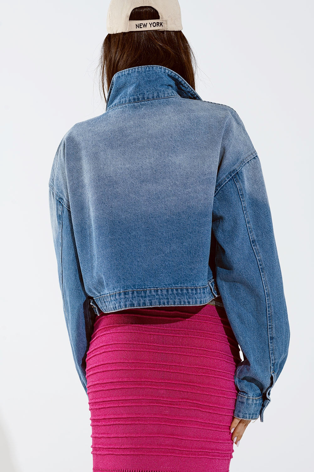 Chaqueta vaquera recortada con detalles florales Q2