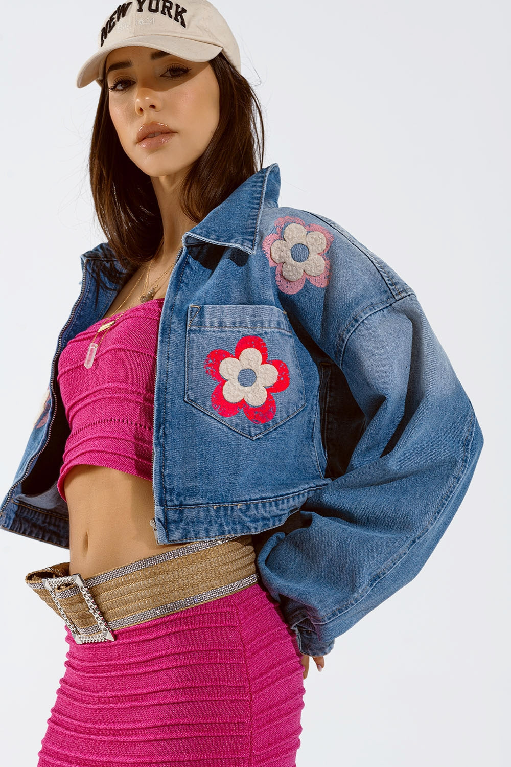Chaqueta vaquera recortada con detalles florales Q2