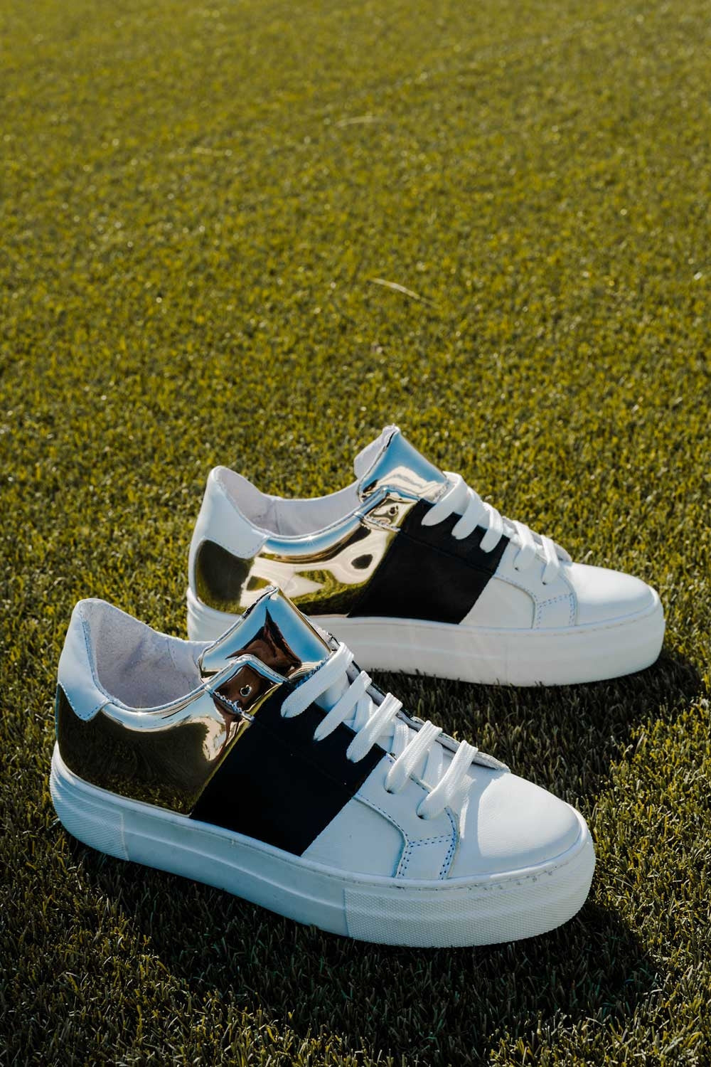 Chunky sneakers en negro y dorado Q2