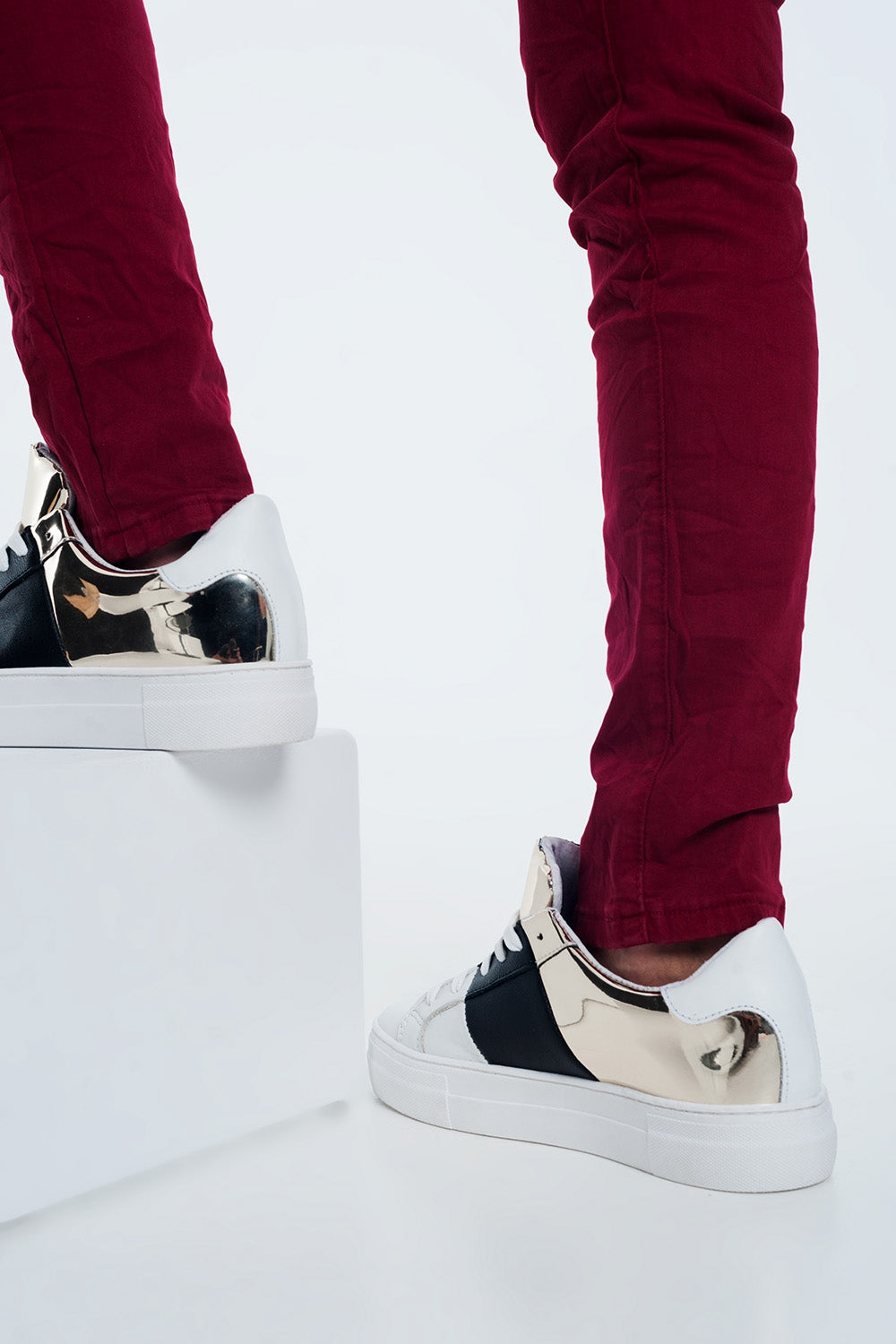 Chunky sneakers en negro y dorado Q2