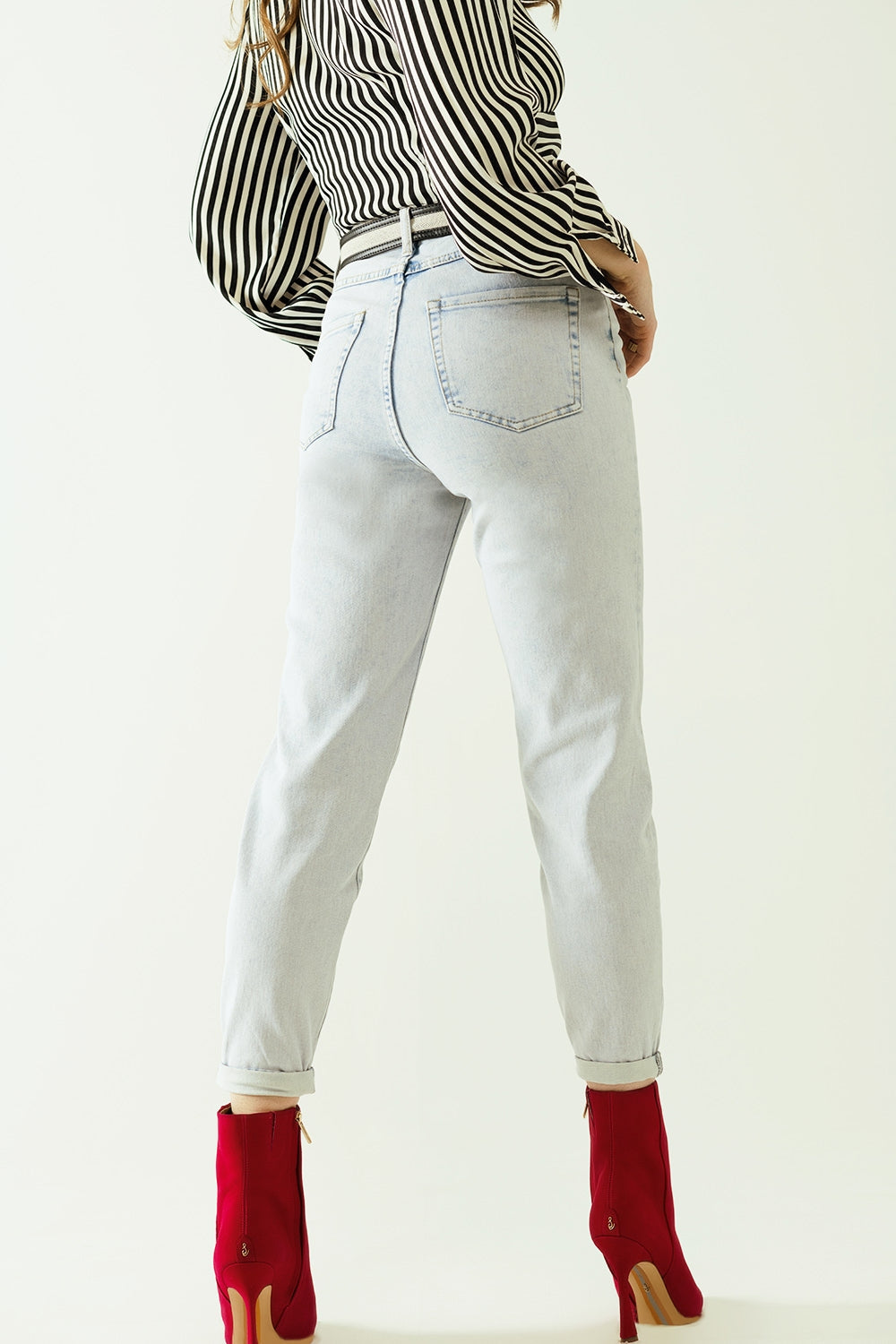 Cinco bolsillos mom jeans efecto lavado con dobladillo doblado Q2