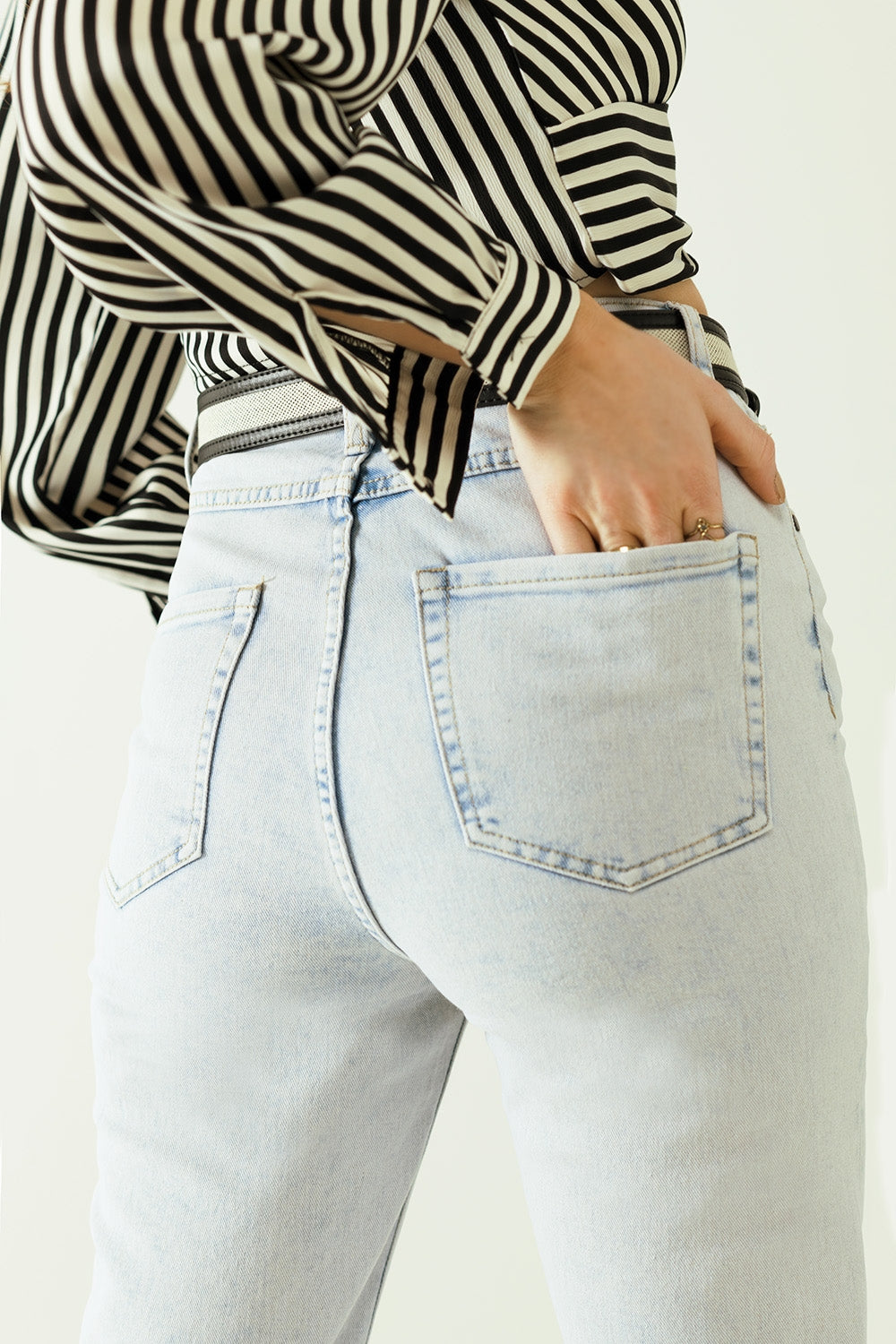 Cinco bolsillos mom jeans efecto lavado con dobladillo doblado Q2
