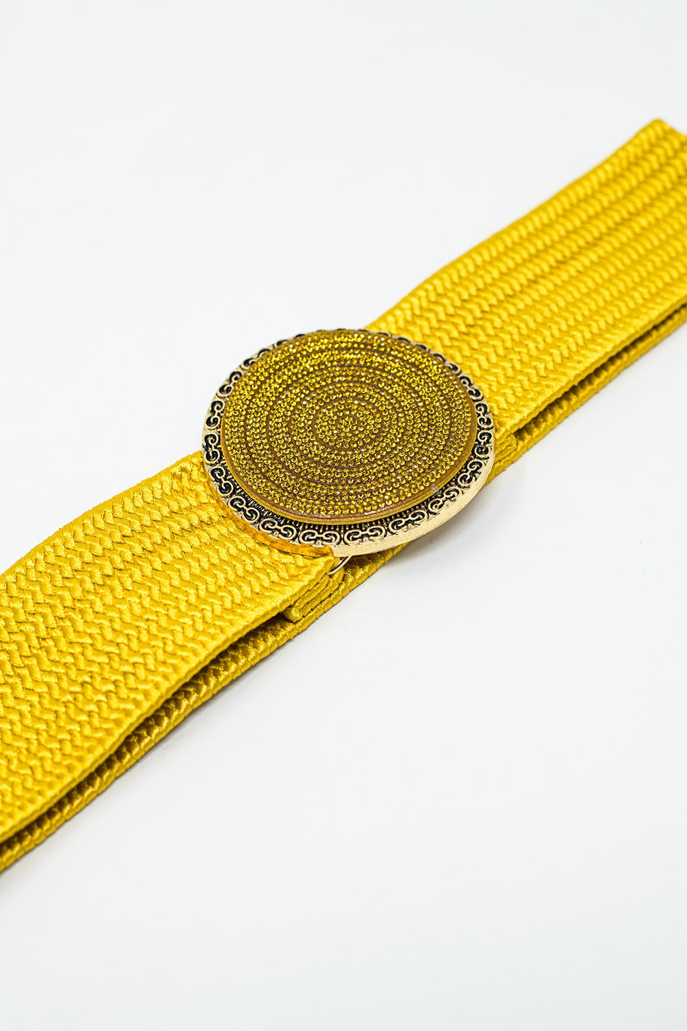 Cinturón tejido amarillo con hebilla redonda con strass Q2