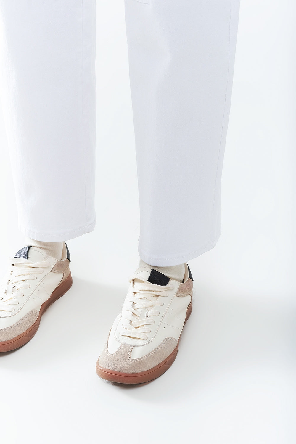 Cómodos vaqueros elásticos con pernera acampanada en color blanco Q2