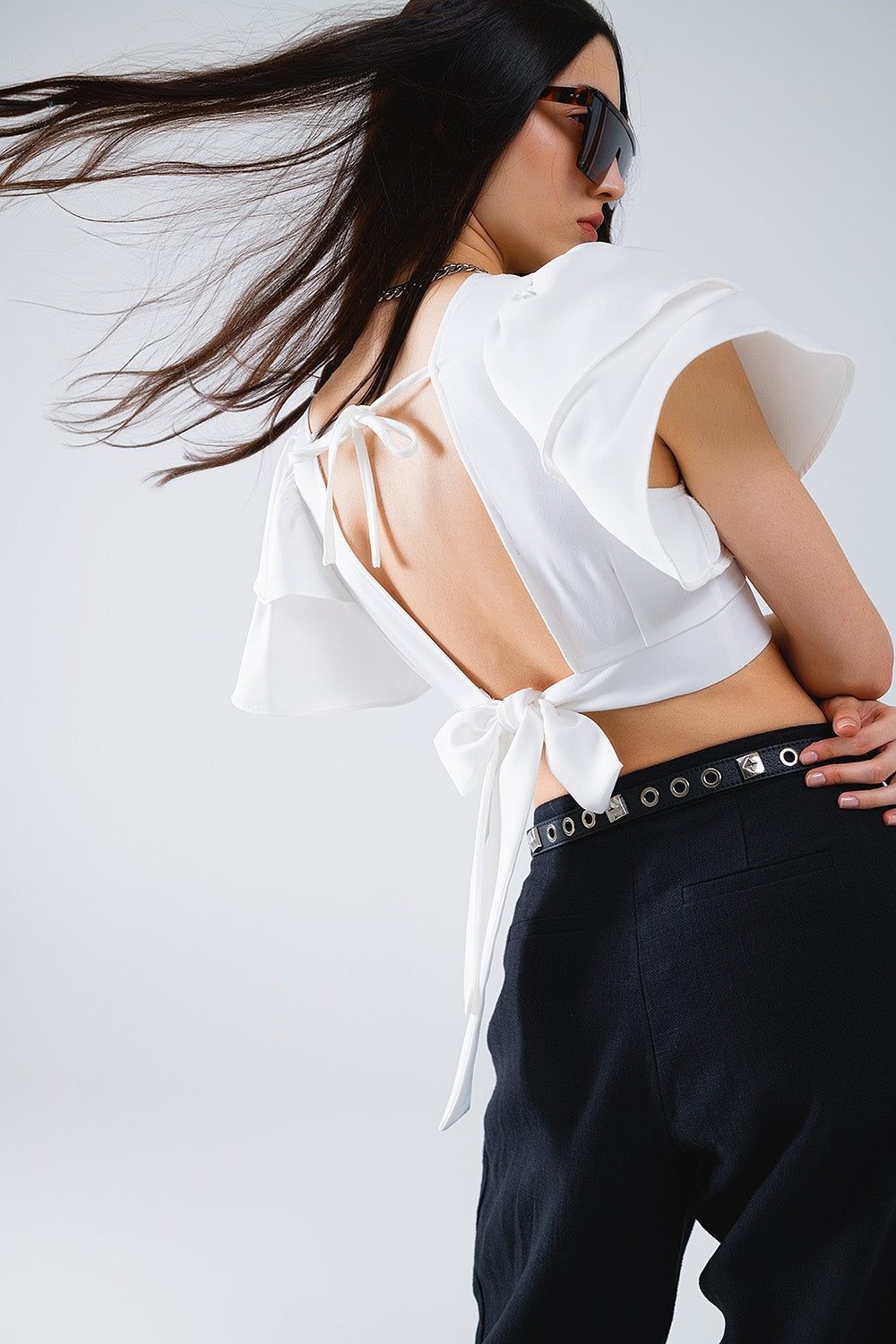 Q2 Crop Top Blanco Con Mangas Cortas Y Cuello En V